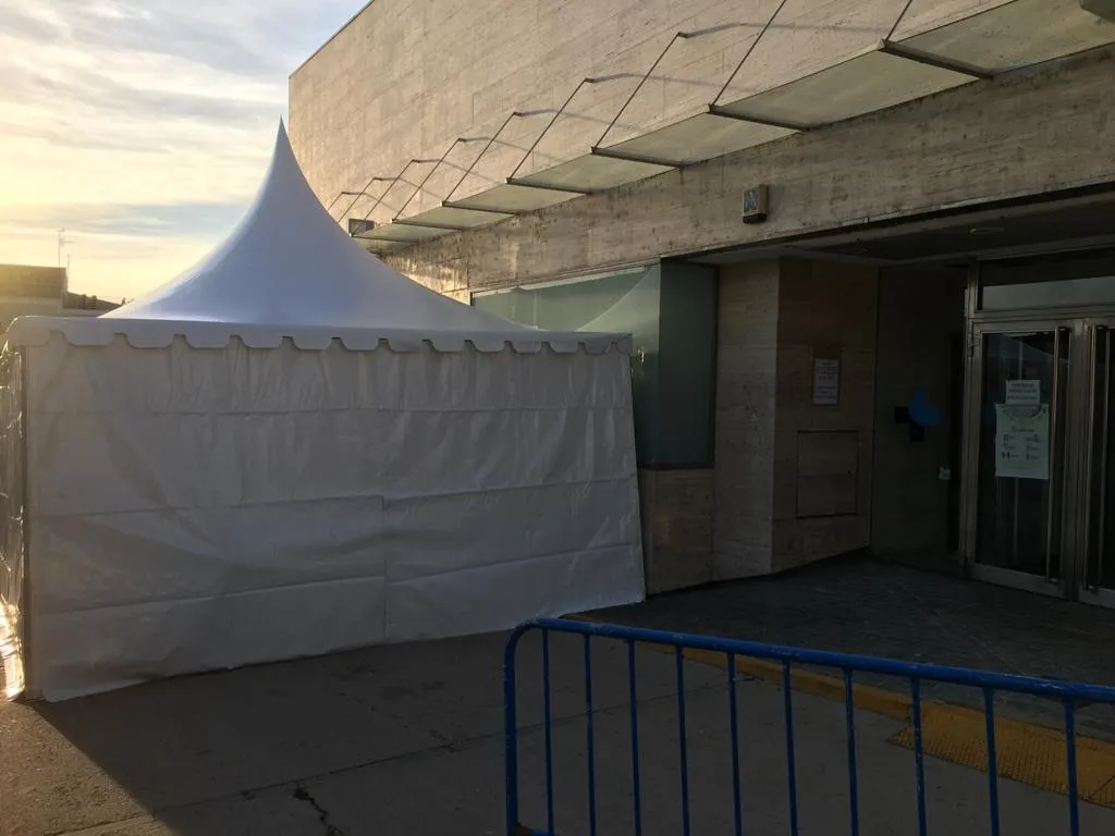 Carpa situada junto al centro de salud de Alba de Tormes