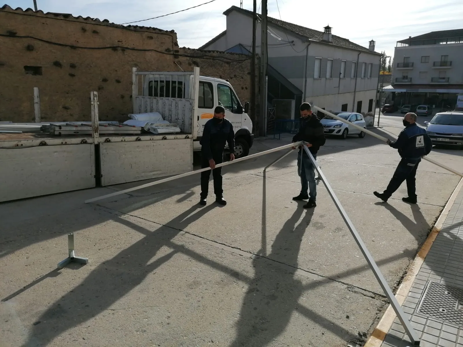 Foto 3 - Instalada una carpa junto al centro de salud para guardar las distancias y proteger a las personas...
