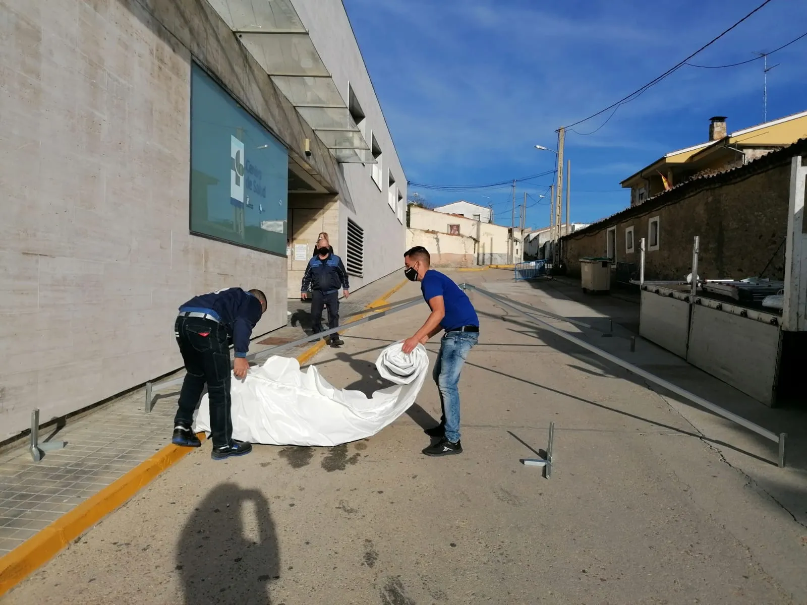 Foto 2 - Instalada una carpa junto al centro de salud para guardar las distancias y proteger a las personas...