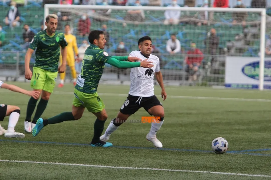 Carlos Rubén pelea con Luis Télles por un balón en el derbi