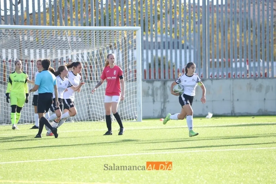 Lauris recoge el balón de la portería y se marcha con él tras un gol del Salamanca UDS Femenino