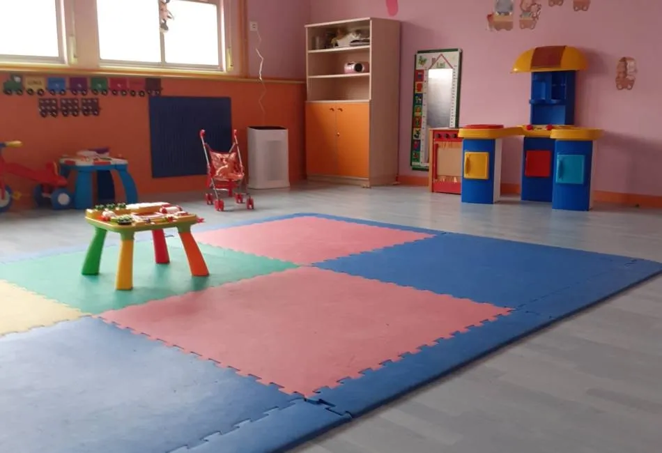 Las escuelas y la guardería de Babilafuente empiezan la semana con purificadores de aire que no...