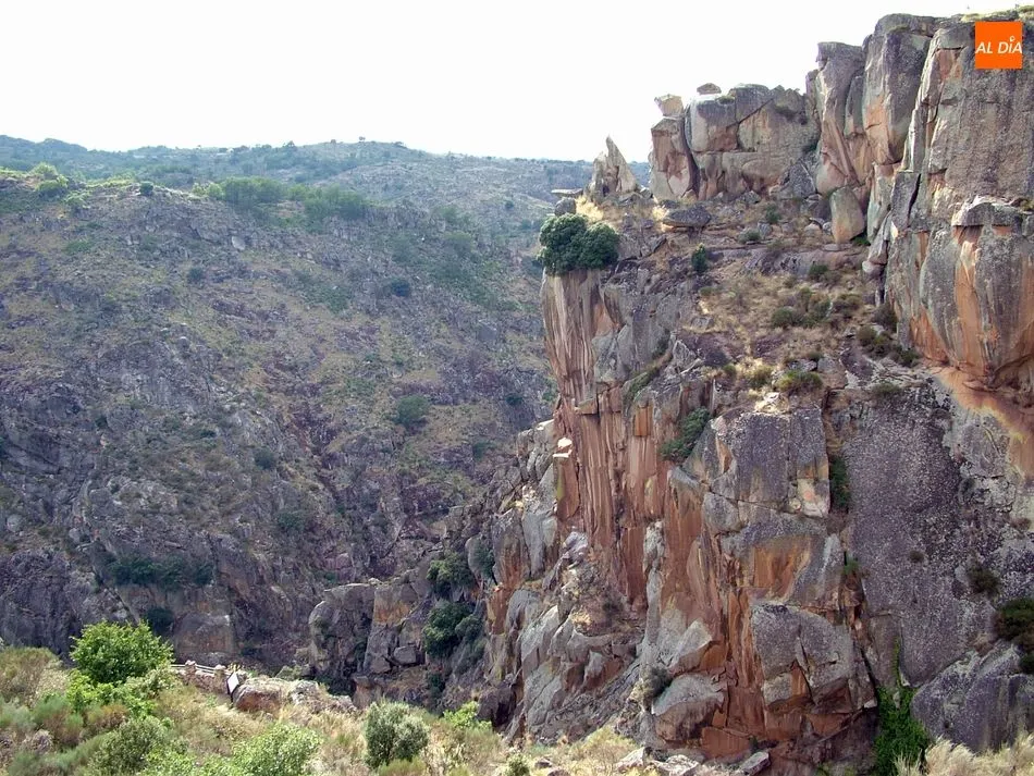 Al fondo, mirador del Fraile y de la Monja / CORRAL