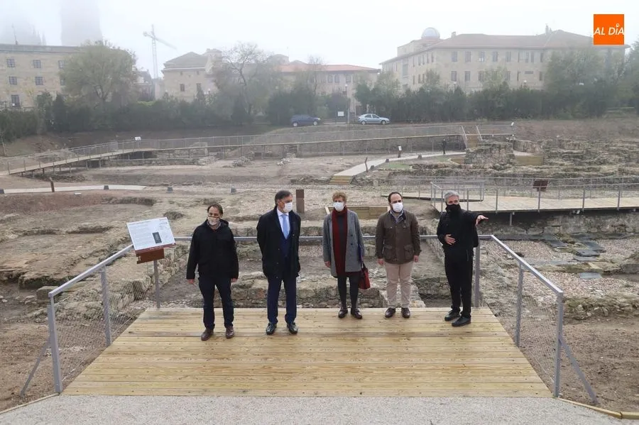 El alcalde de Salamanca, Carlos García Carbayo, en el centro, en su visita al Parque Arqueológico del Botánico. Foto de Lydia González