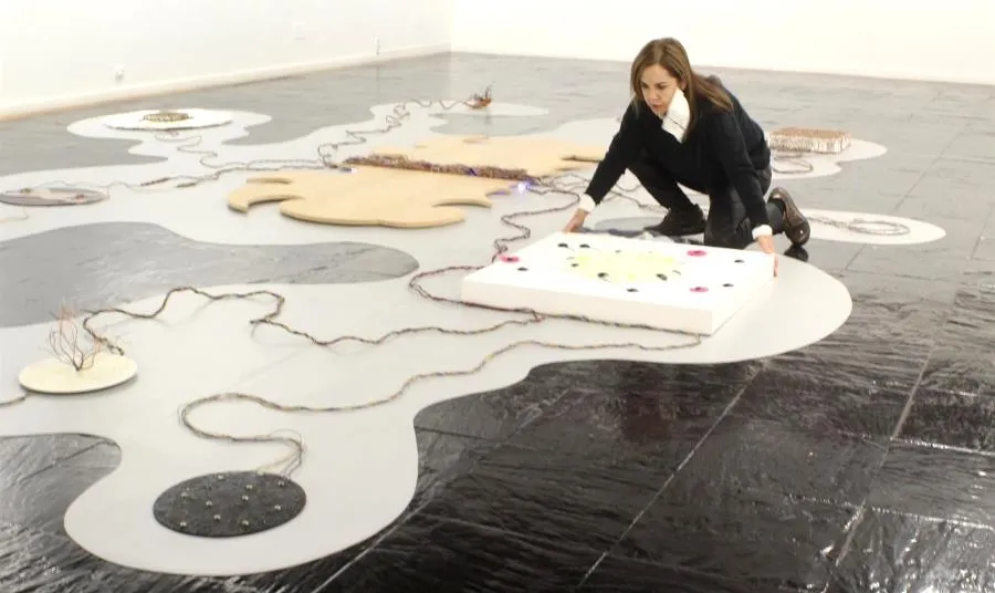 Concha Sáez junto a una de sus instalaciones en el Museo de Salamanca. Foto DELEGACIÓN JUANTA EN SALAMANCA