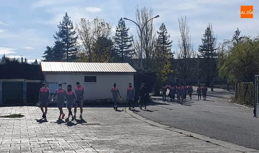 Foto 5 - La plantilla del Salamanca UDS bate r&eacute;cord: tarda dos horas y media en salir al Anexo
