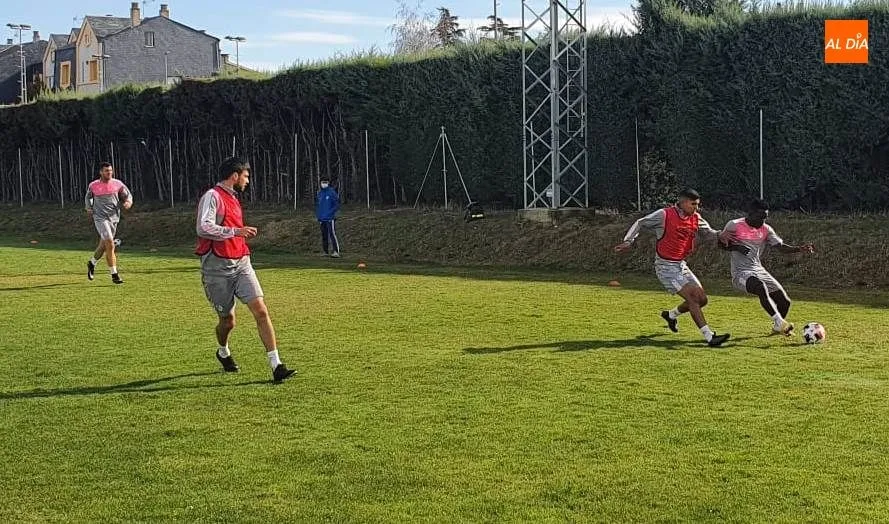 Foto 2 - La plantilla del Salamanca UDS bate r&eacute;cord: tarda dos horas y media en salir al Anexo