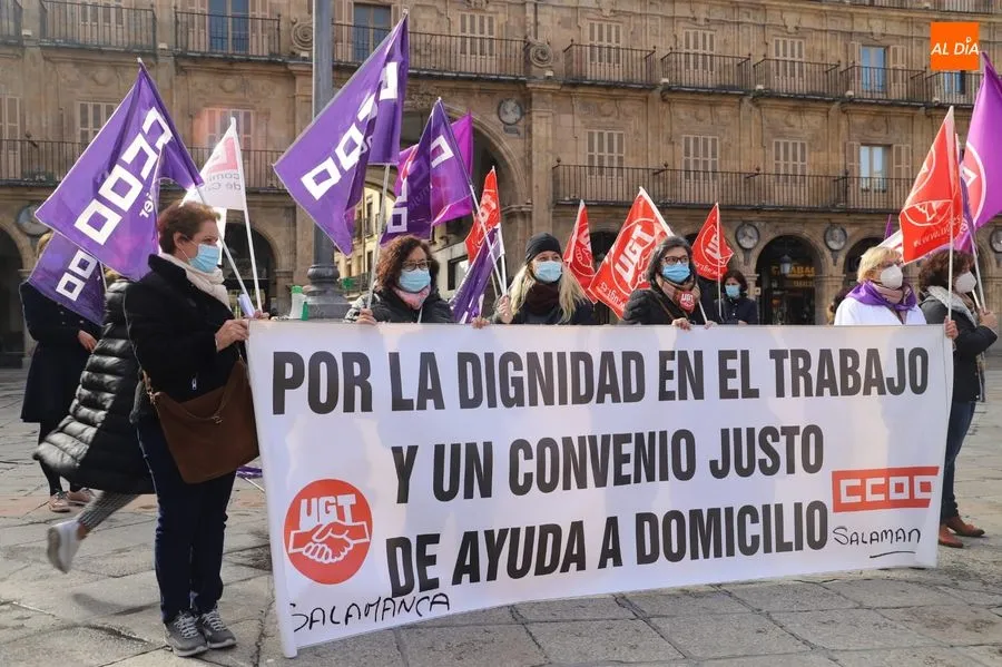 Concentración de trabajadoras del Servicio de Ayuda a Domicilio de Salamanca en la Plaza Mayor. Foto de Lydia González