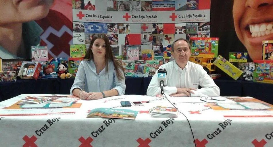Jesús Juanes, presidente provincial de Cruz Roja, a la derecha, en la presentación de una campaña de juguetes anterior