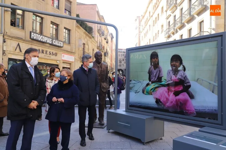 Inauguración de esta exposición con la presencia de Carlos García Carbayo, alcalde de Salamanca, y Cristina García Rodero, fotógrafa. Foto de Lydia González