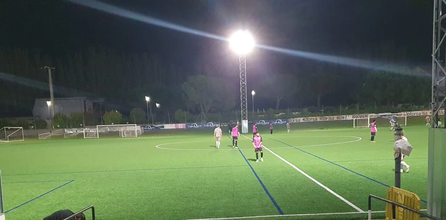 Duma, en el medio del campo, durante el entrenamiento