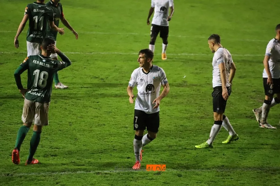 Fernando Llorente, bajo la lluvia, en una acción del Salamanca - Ferrol