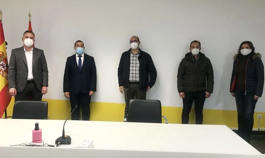 El delegado territorial de la Junta de Castilla y León en Salamanca, Eloy Ruiz, segundo por la izquierda, ha presentado este jueves cinco convenios con los citados ayuntamientos