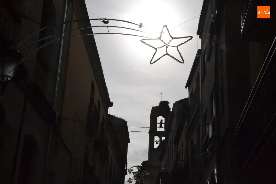 Foto 4 - Ciudad Rodrigo comienza a vestirse de Navidad  