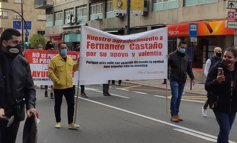 Pancarta dedicada por los hosteleros al concejal de Turismo, Fernando Castaño. Foto EP
