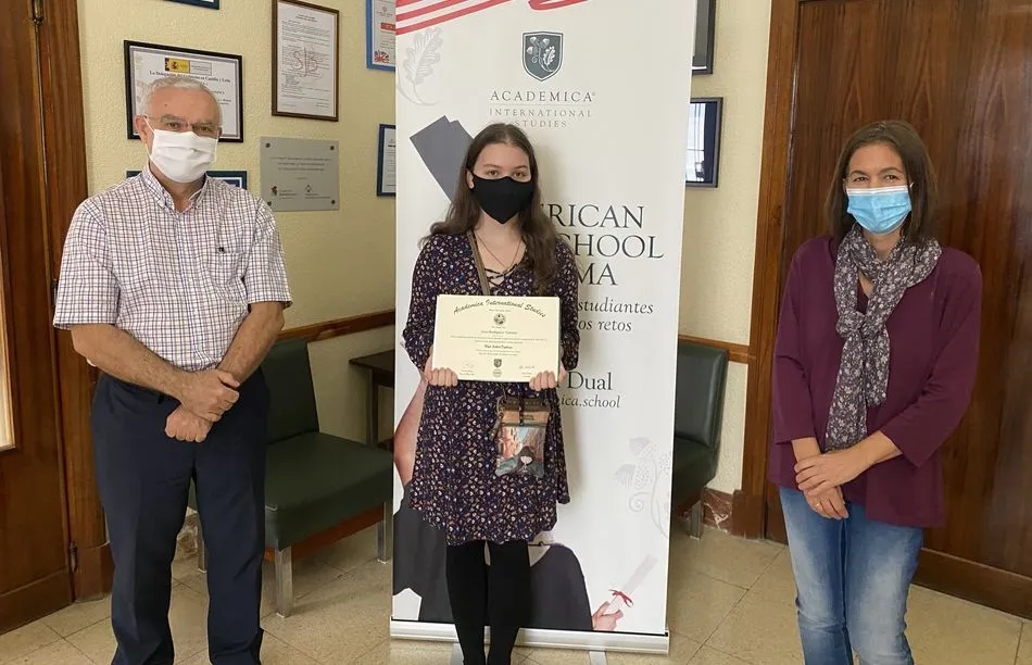 Entrega de diploma a la alumna Sara Rodríguez, del Colegio San Juan Bosco