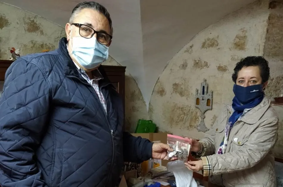 Continúa la entrega de pesetas a Manos Unidas  