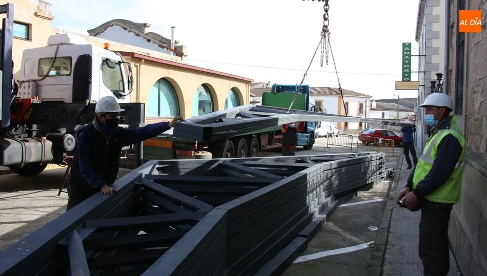 Los nuevos pendolones llegaban este jueves a la plaza del Mercado de Abastos