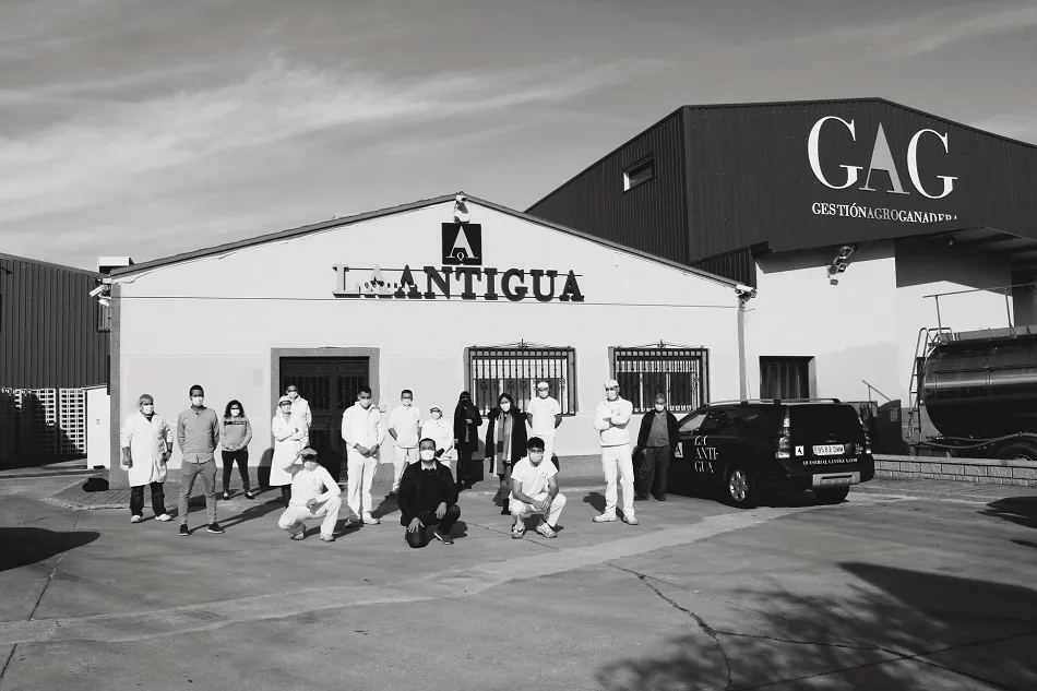 A las 11 de este jueves han realizado un parón de 5 minutos a las puertas de su fábrica | Foto: Quesería La Antigua