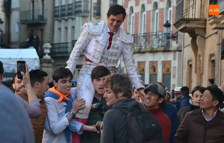 El fotógrafo Jordi Cohen aparece en primer término, mientras realizaba la galería que ha sido premiada
