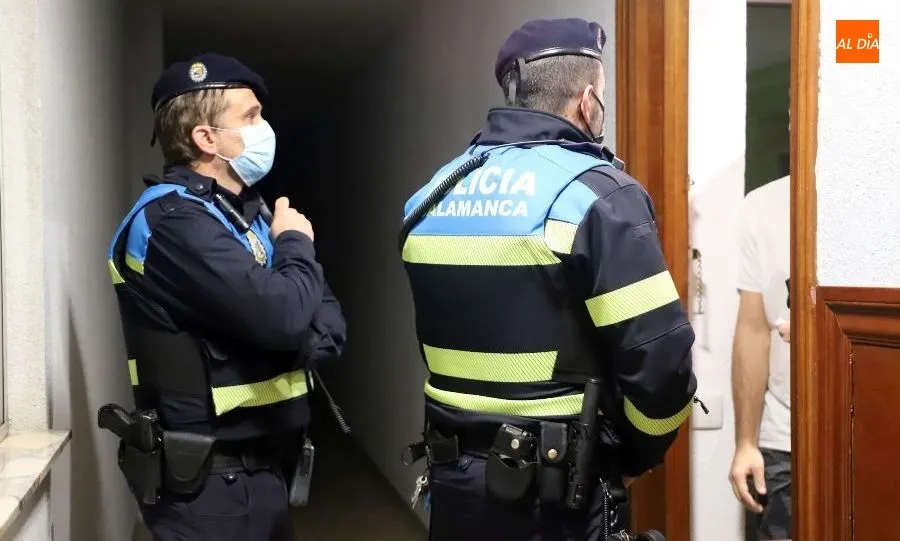 Agentes de la Policía Local en la inspección de un piso debido a los ruidos por una presunta fiesta. Foto de Lydia González