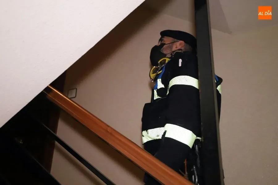 Agente de la Policía Local en una de las intervenciones de anoche, como consecuencia de fiestas en pisos. Foto de Lydia González