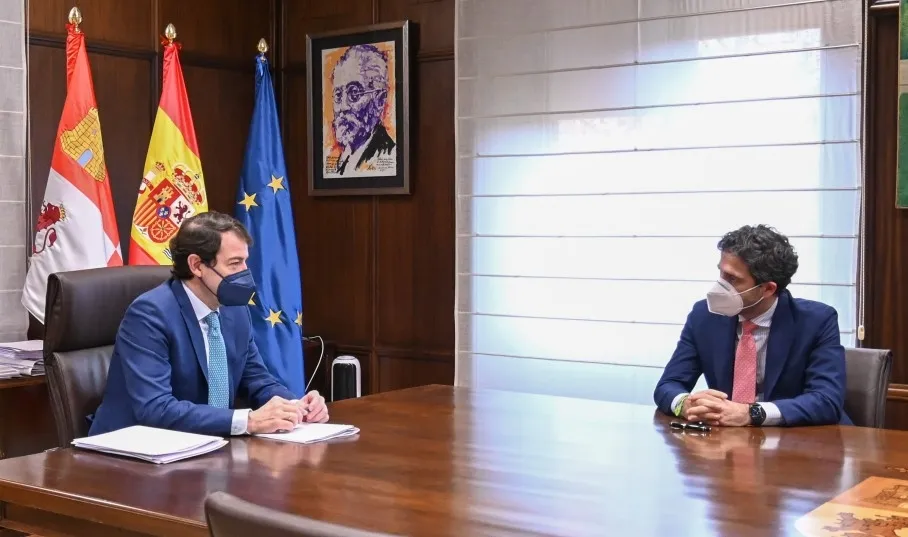 Encuentro del presidente de la Junta de Castilla y León, Alfonso Fernández Mañueco, con el presidente de Iberaval, César Pontvianne