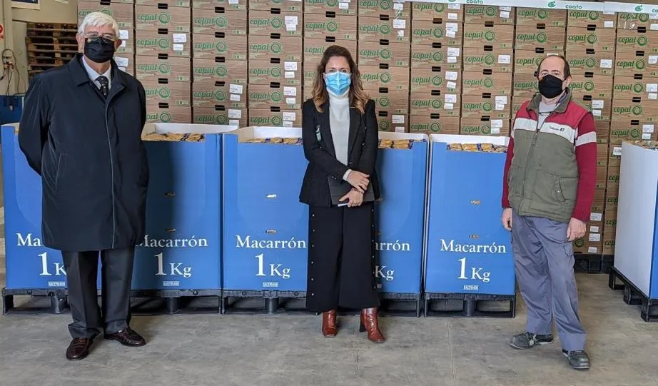 La directora de Relaciones Externas de Mercadona en Salamanca, Laura del Palacio, en el medio, junto al presidente del Banco de Alimentos de Salamanca, Godofredo García, a la izquierda