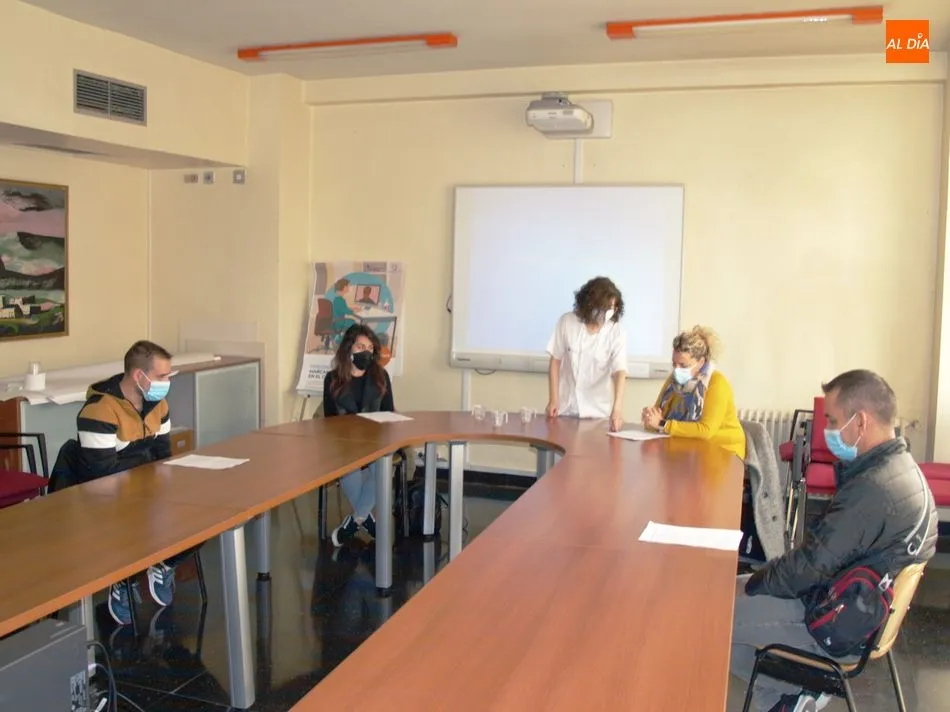 En la imagen, Ana María Calvo, enfermera educadora de la Unidad de Educación Diabetológica, con uno de los grupos de trabajo