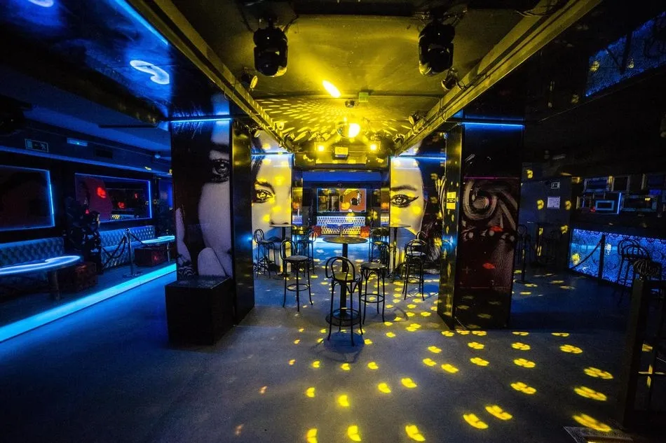 Sillas en la pista de baile de la discoteca La Cartuja en Madrid - Joaquin Corchero - Europa Press - Archivo