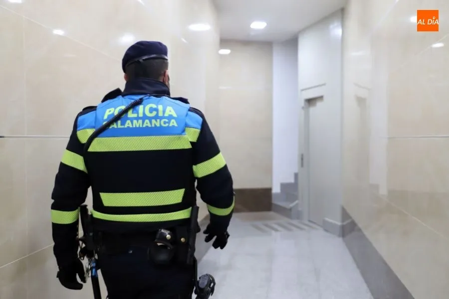 Un agente de la Policía Local investiga en un bloque de viviendas - Lydia González, archivo