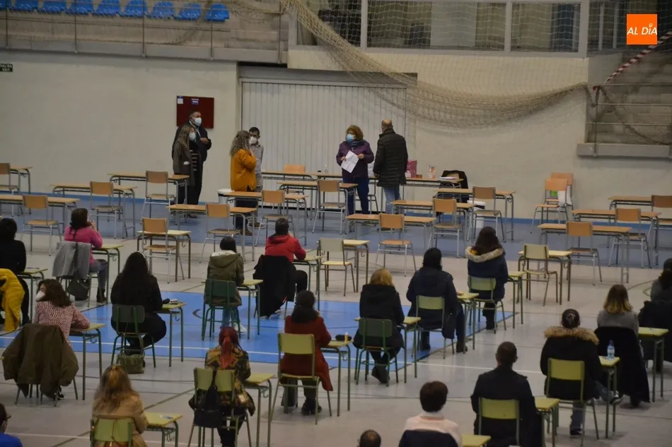 Foto 11 - Un total de 152 personas se examinan en busca de un hueco en la bolsa de limpieza de edificios  
