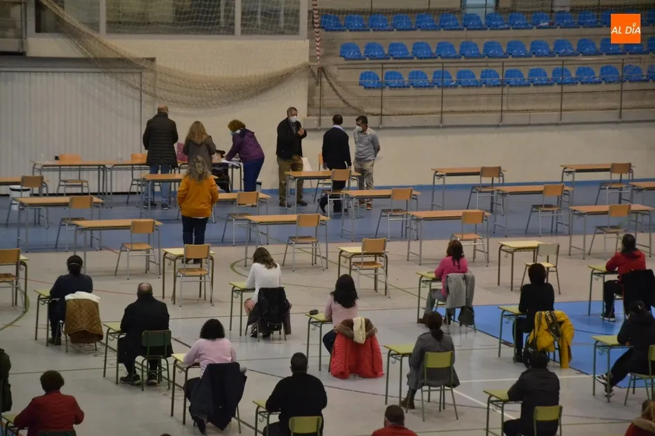 Foto 9 - Un total de 152 personas se examinan en busca de un hueco en la bolsa de limpieza de edificios  