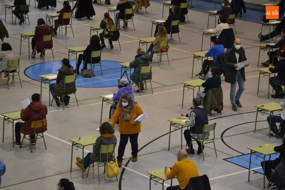 Foto 5 - Un total de 152 personas se examinan en busca de un hueco en la bolsa de limpieza de edificios  
