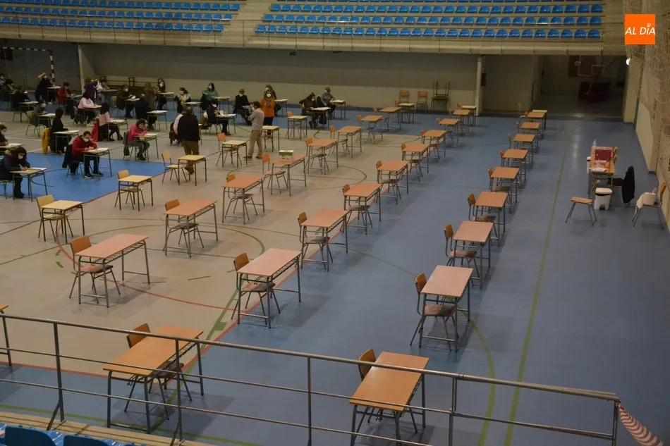 Foto 2 - Un total de 152 personas se examinan en busca de un hueco en la bolsa de limpieza de edificios  