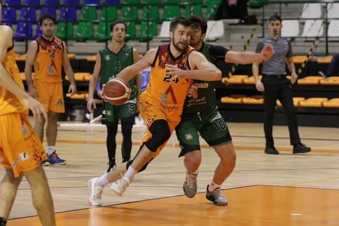 Foto 5 - Paliza del Aquimisa al Mor&oacute;n (84-48) y triunfo del CB Tormes a domicilio sobre el Valladolid...