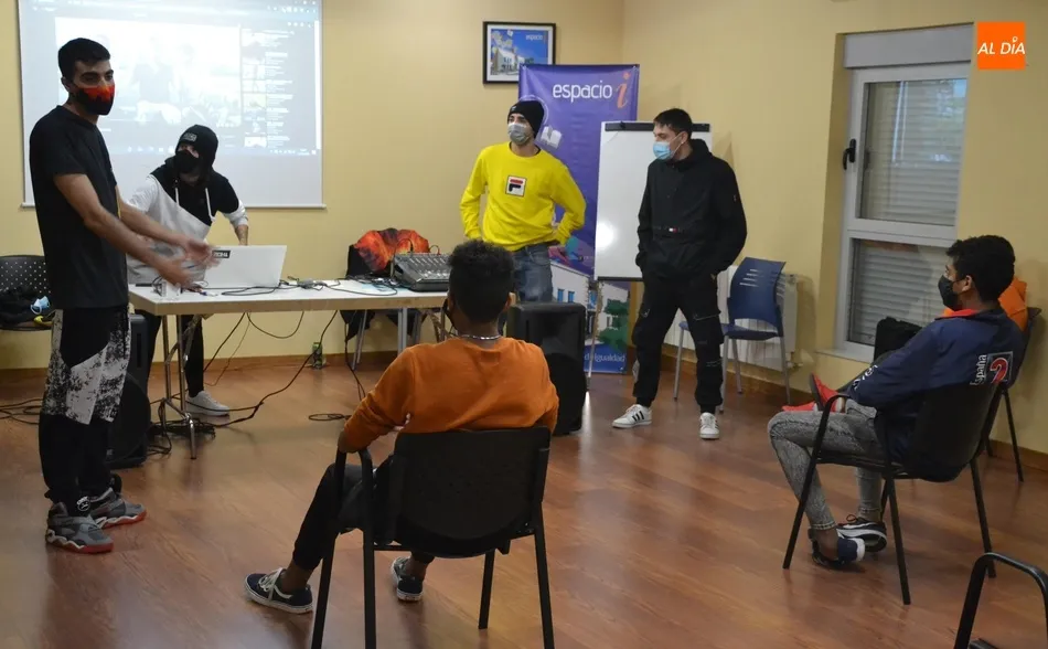 Foto 2 - El Espacio i despide sus actividades juveniles con un taller a cargo de integrantes de The Thirty...