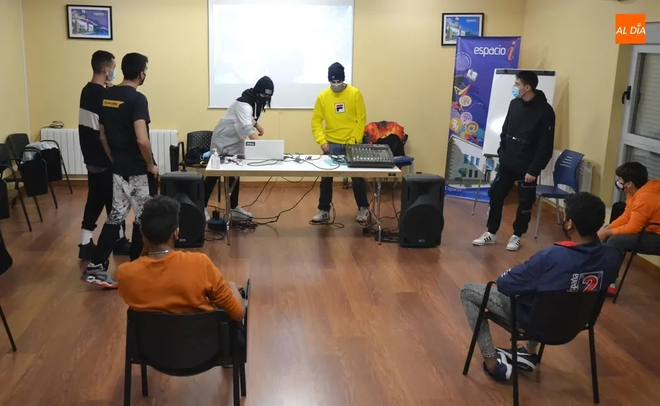 Foto 3 - El Espacio i despide sus actividades juveniles con un taller a cargo de integrantes de The Thirty...