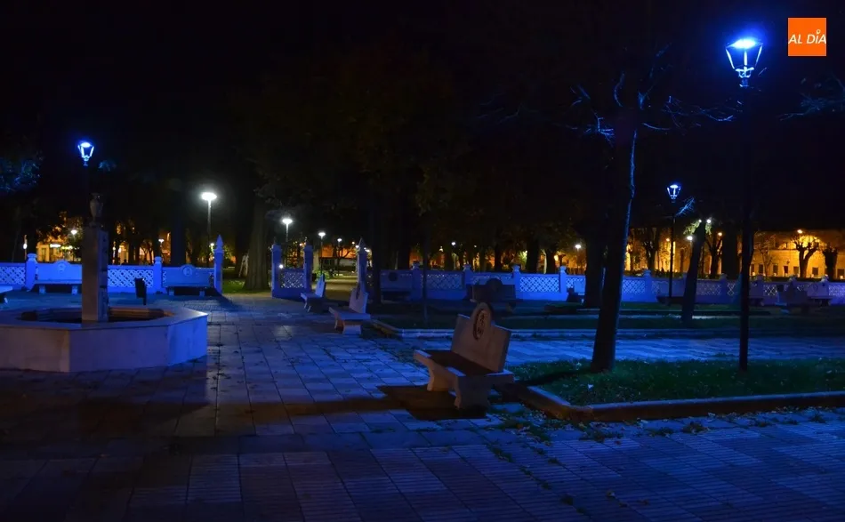 La Casa Consistorial y el Parque de los Tilos se iluminan de azul por el Día Mundial de la...