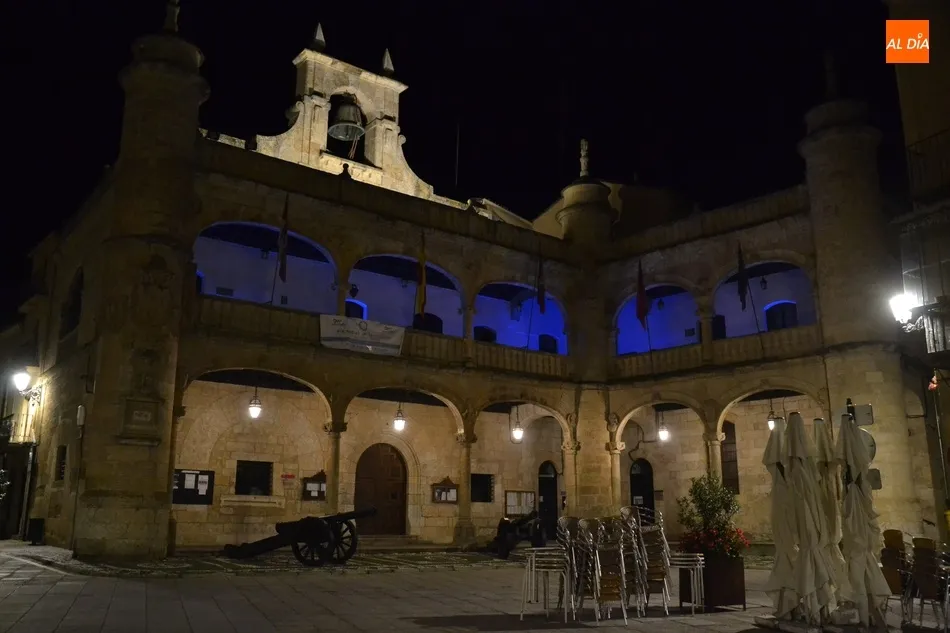 Foto 3 - La Casa Consistorial y el Parque de los Tilos se iluminan de azul por el D&iacute;a Mundial de la...