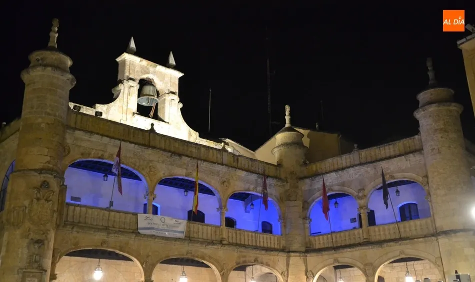 Foto 8 - La Casa Consistorial y el Parque de los Tilos se iluminan de azul por el D&iacute;a Mundial de la...
