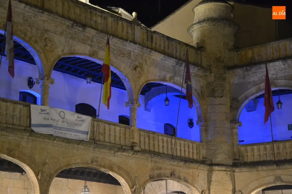 Foto 2 - La Casa Consistorial y el Parque de los Tilos se iluminan de azul por el D&iacute;a Mundial de la...