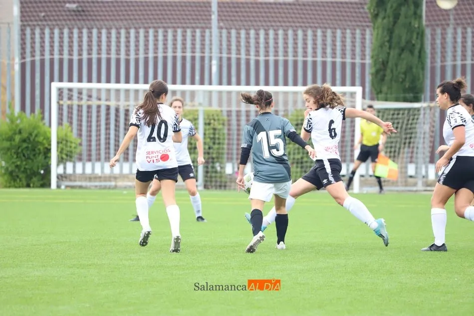 Foto 9 - Lauris vuelve a hacer de las suyas con un doblete y le da otra victoria al Salamanca UDS Femenino...