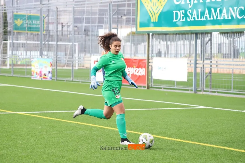 Foto 5 - Lauris vuelve a hacer de las suyas con un doblete y le da otra victoria al Salamanca UDS Femenino...
