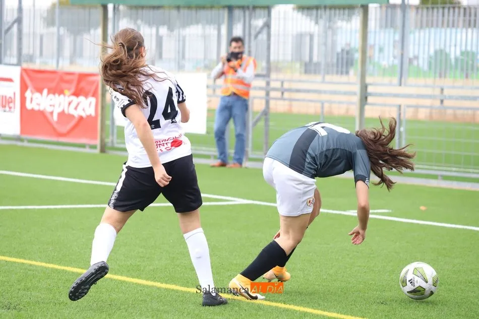 Foto 3 - Lauris vuelve a hacer de las suyas con un doblete y le da otra victoria al Salamanca UDS Femenino...