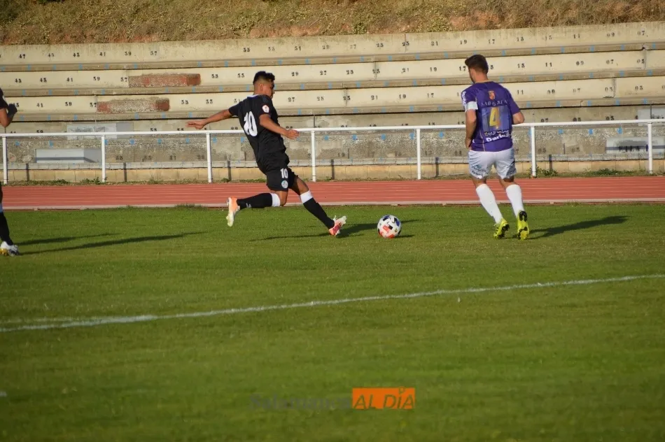 Denilson Villa, del Salamanca, pelea por un balón
