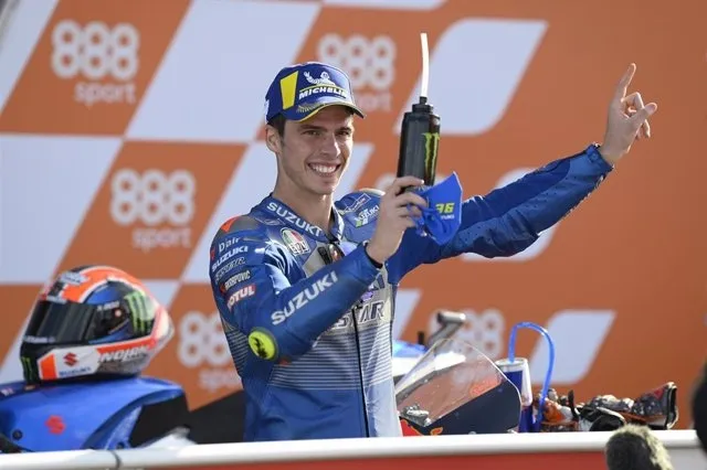 Foto 2 - Lewis Hamilton y el espa&ntilde;ol Joan Mir, campeones del mundo en F1 y Moto GP