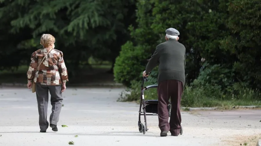 Una mujer y un hombre de edad avanzada con andador paseando en Madrid. Foto Marta Fernández Jara - EP Archivo