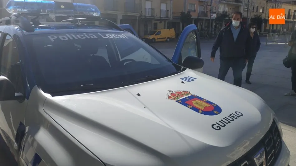 Foto 2 - Guijuelo presenta el nuevo coche de la Polic&iacute;a Local