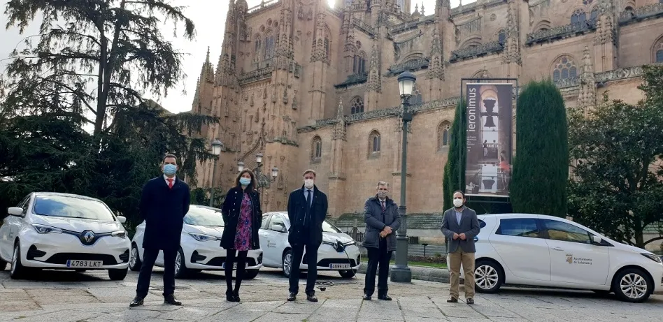 Presentación de estos coches en la plaza de Anaya, donde el alcalde destacó que el Ayuntamiento está haciendo un gran esfuerzo por incorporar a la flota municipal vehículos más respetuosos con el medio ambiente